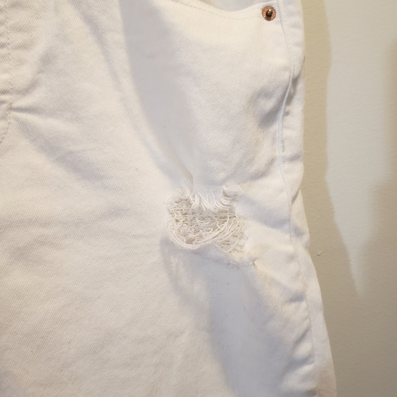 Old Navy Curvy Profile White Bermuda Jean Shorts - Picture 2 of 7